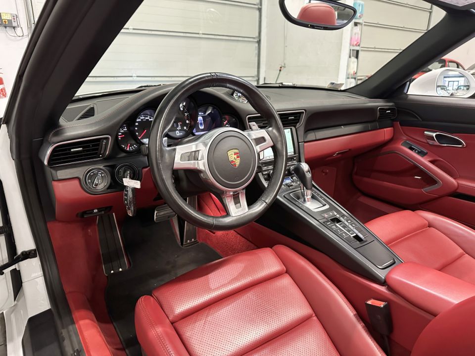 Porsche 911 Carrera 4 GTS Cabriolet – Élégance et performance à ciel ouvert - 119 990 € - image 1