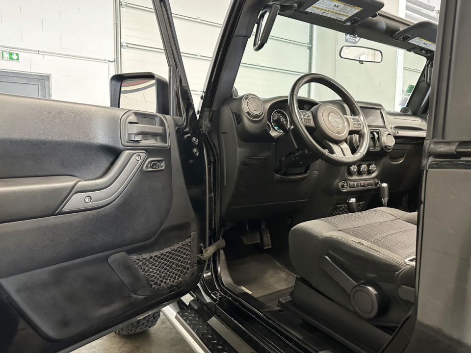 Jeep Wrangler 2.8 CRD 200ch Sport BVA6, l'aventure sur tous les terrains - image 16